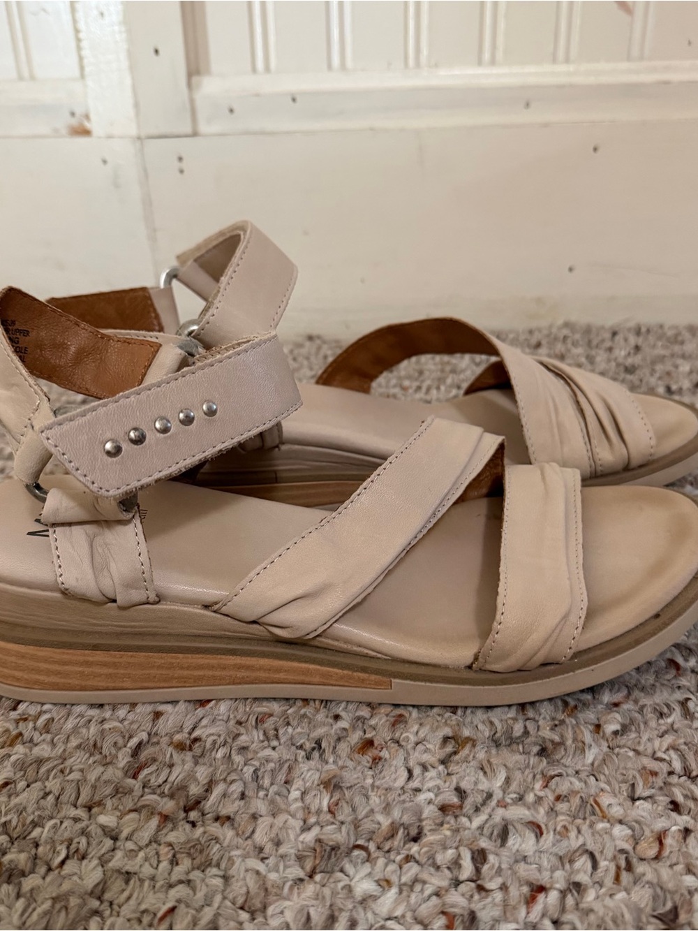 Miz Mooz Camellia Women 9M EU 39 Beige Cream Leather Strap Sandals